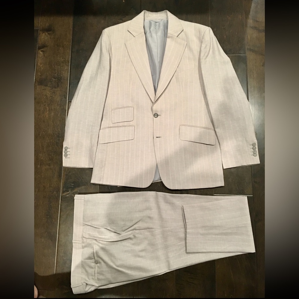 Designer Light Grey Pinstripe Suit NOTCH LAPEL (42)